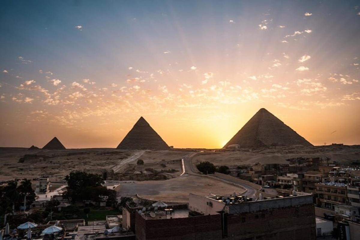 pohled na pyramidy v Gíze při západu slunce