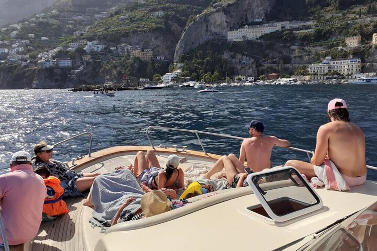en gruppe mennesker som sitter på en båt i vannet