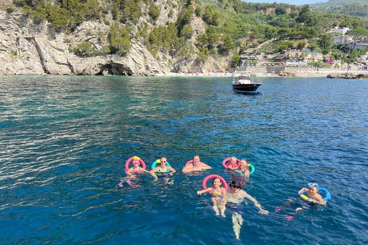 μια ομάδα ανθρώπων που κολυμπούν στο νερό