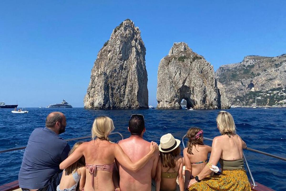 μια ομάδα ανθρώπων σε μια βάρκα στον ωκεανό
