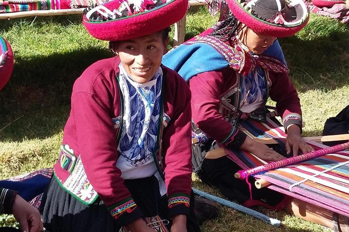 doi copii purtând pălării de cowboy stând pe iarbă