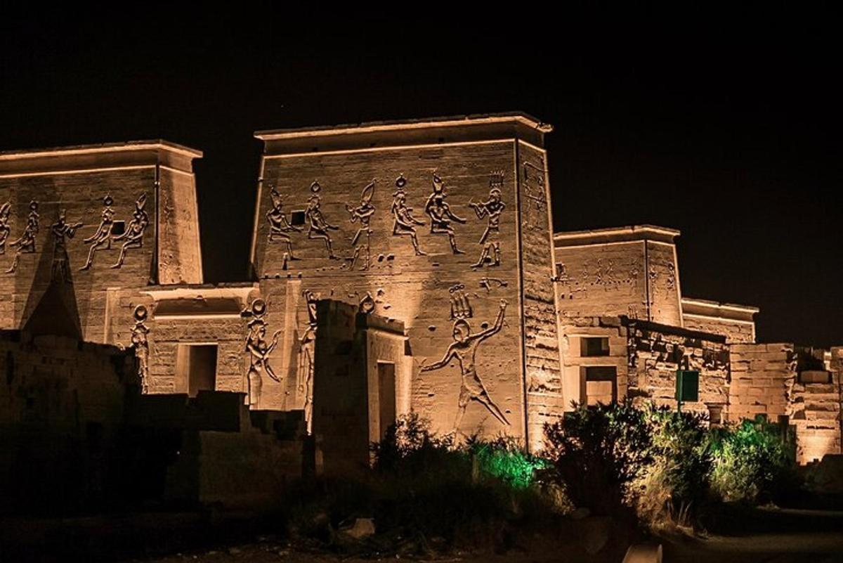 Un edificio con escritura en el costado por la noche.