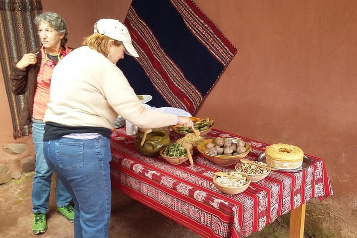 امرأة تقف بجانب طاولة عليها طعام
