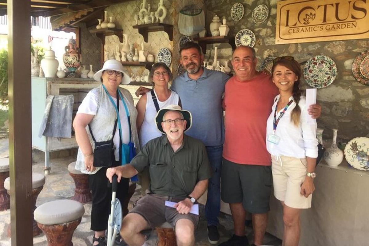 bir mağazada fotoğraf çektiren bir grup insan