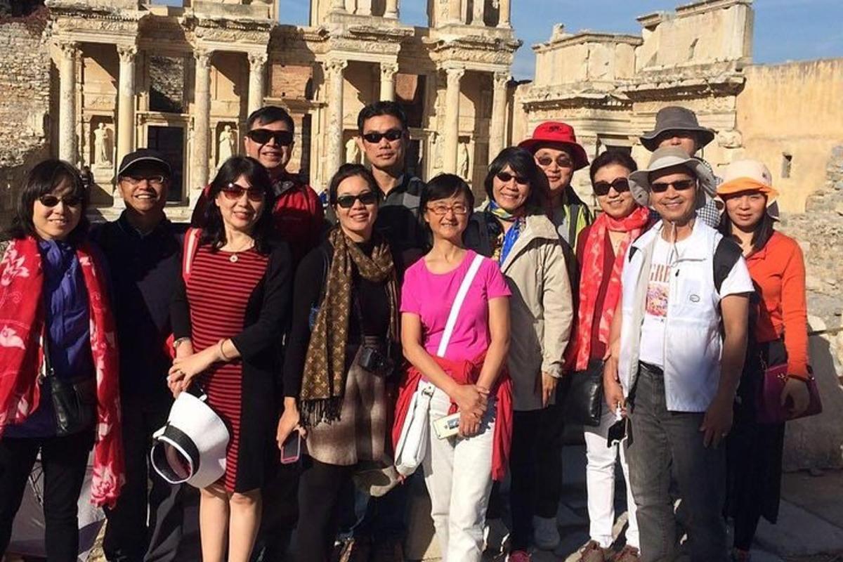 egy csoport ember áll a colosseum előtt
