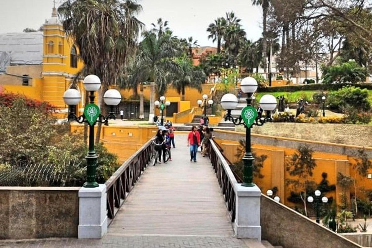جسر فوق نهر يمشي عليه الناس