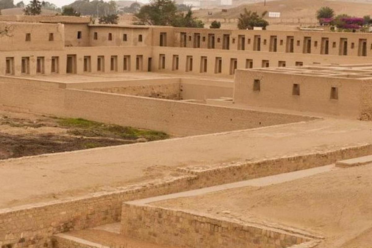 مبنى قديم به درجات أمامه