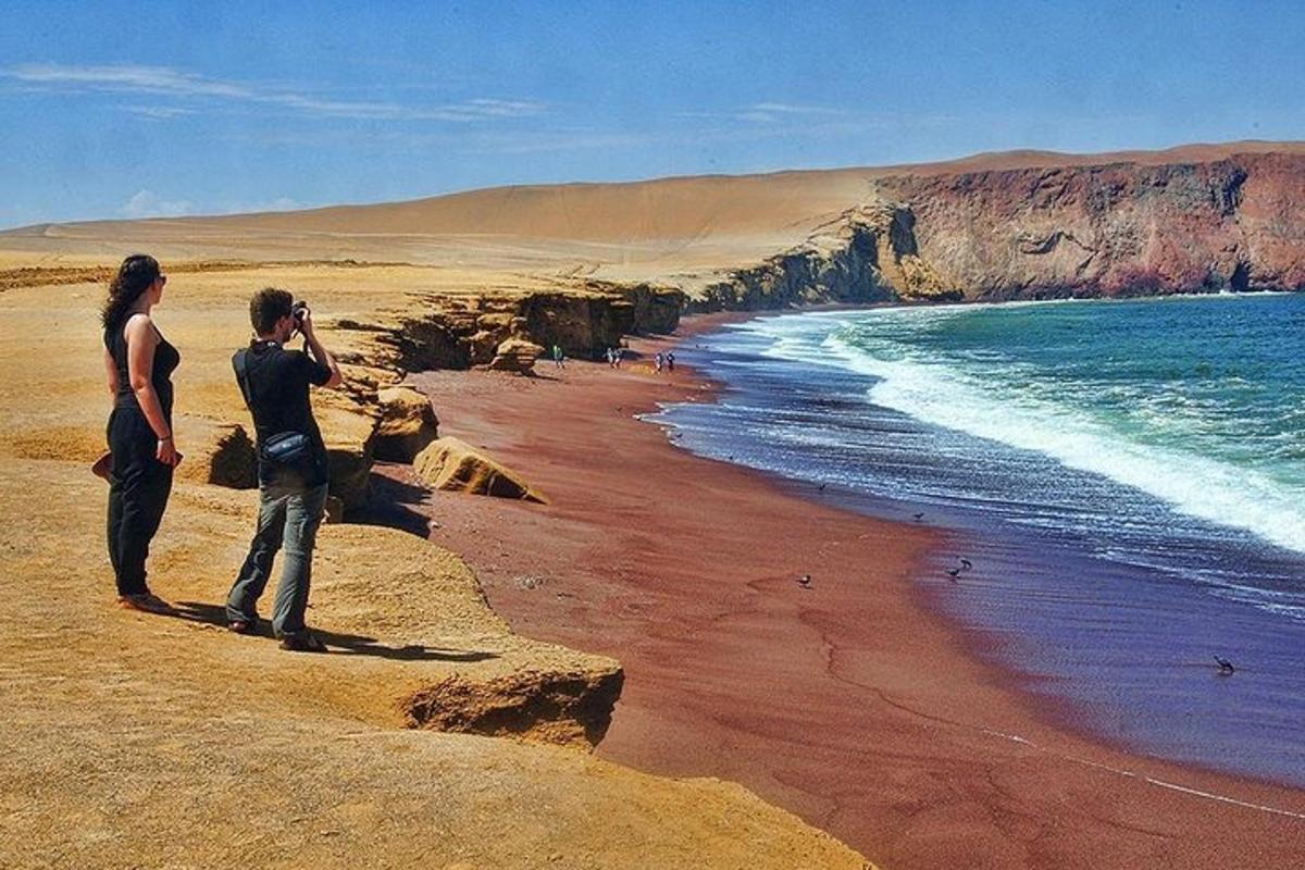 Un hombre y una mujer tomando una foto de la playa.
