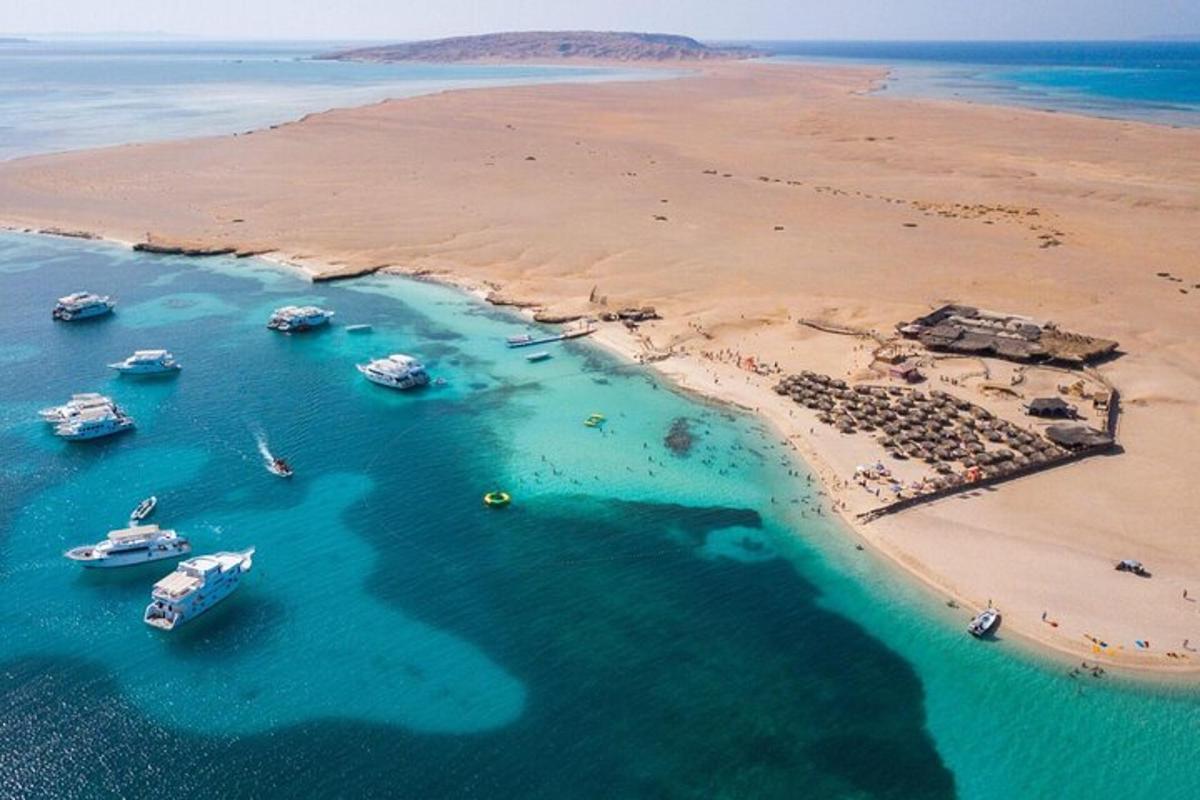 una vista aerea di una spiaggia con barche in acqua