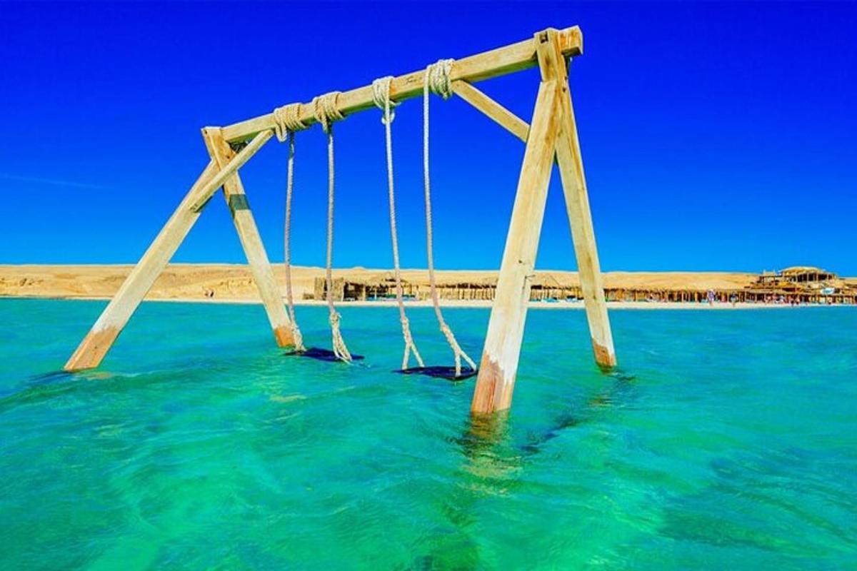 un ponte di legno nell'acqua dell'oceano