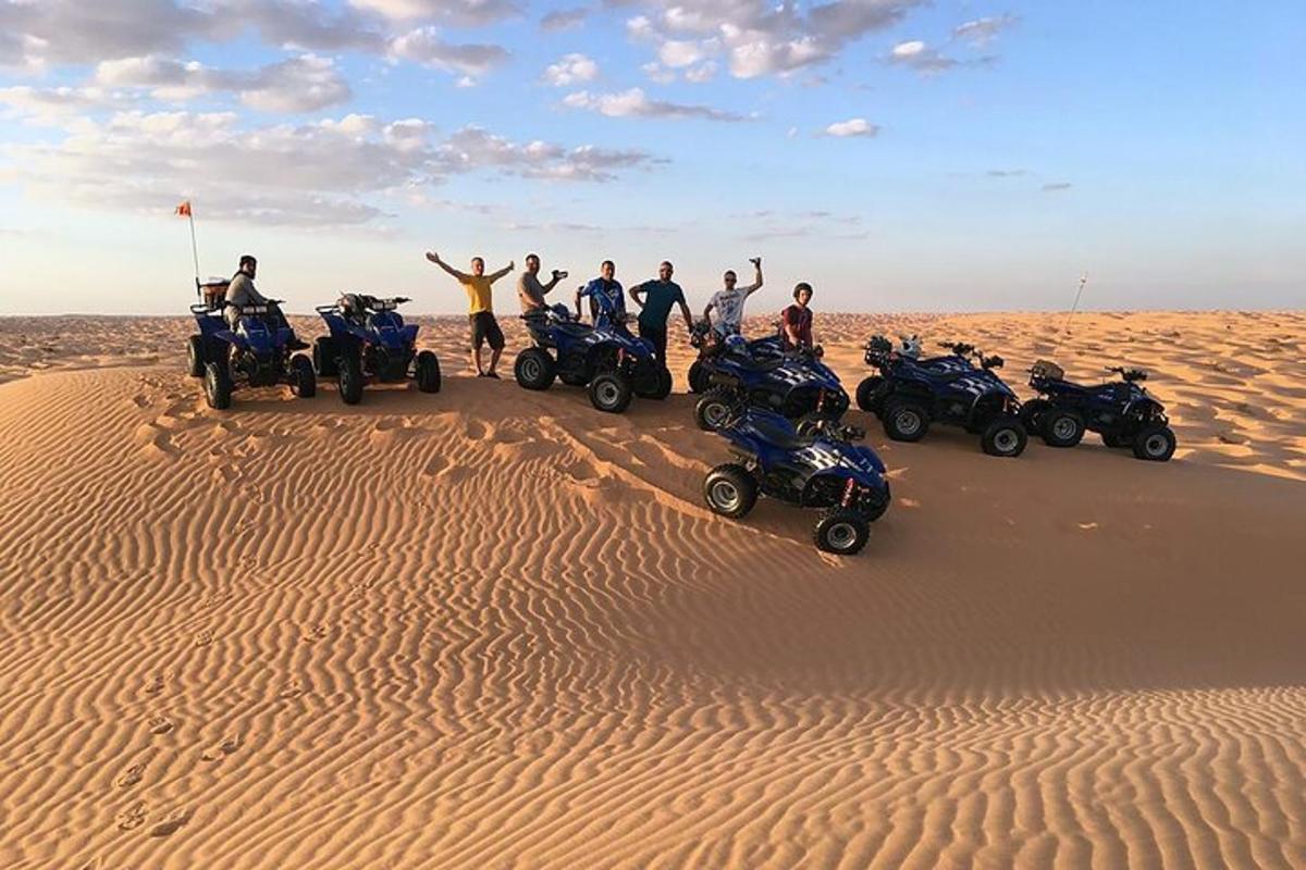 um grupo de pessoas em quadriciclos no deserto