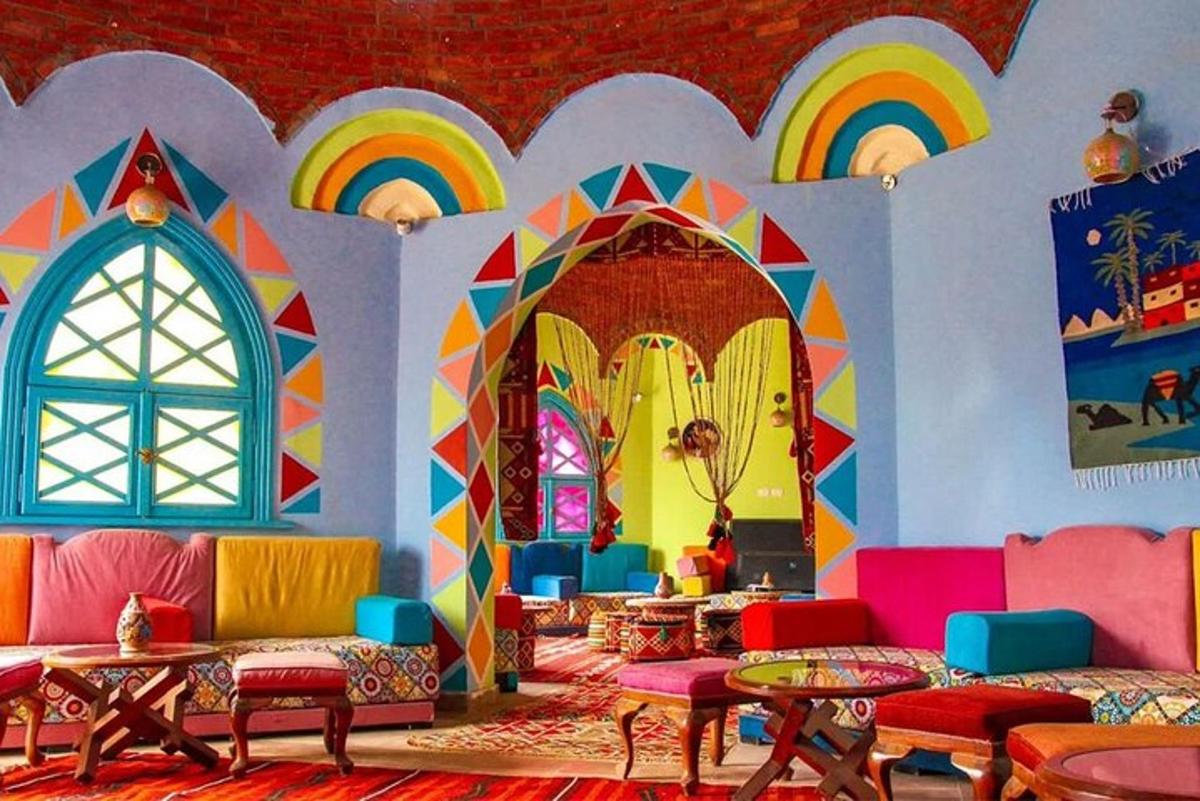 una habitació amb mobles de colors i un arc de Sant Martí
