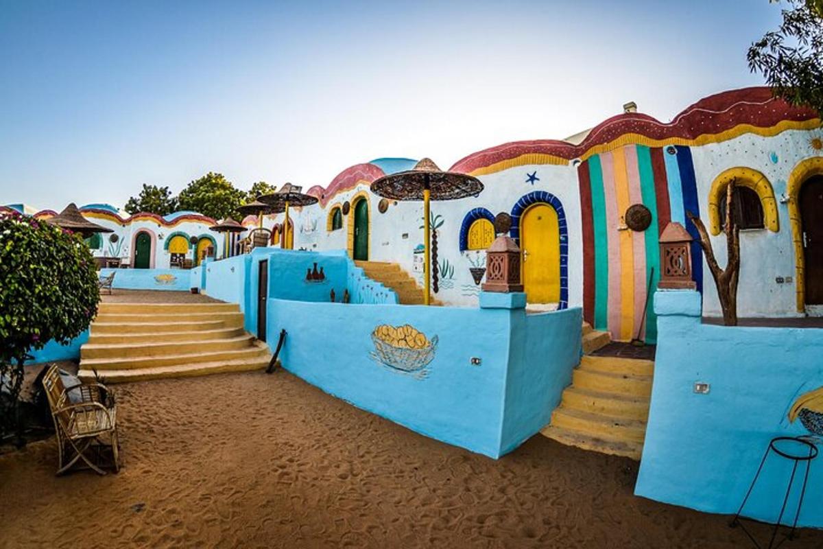 un edifici colorit amb escales i para-sols