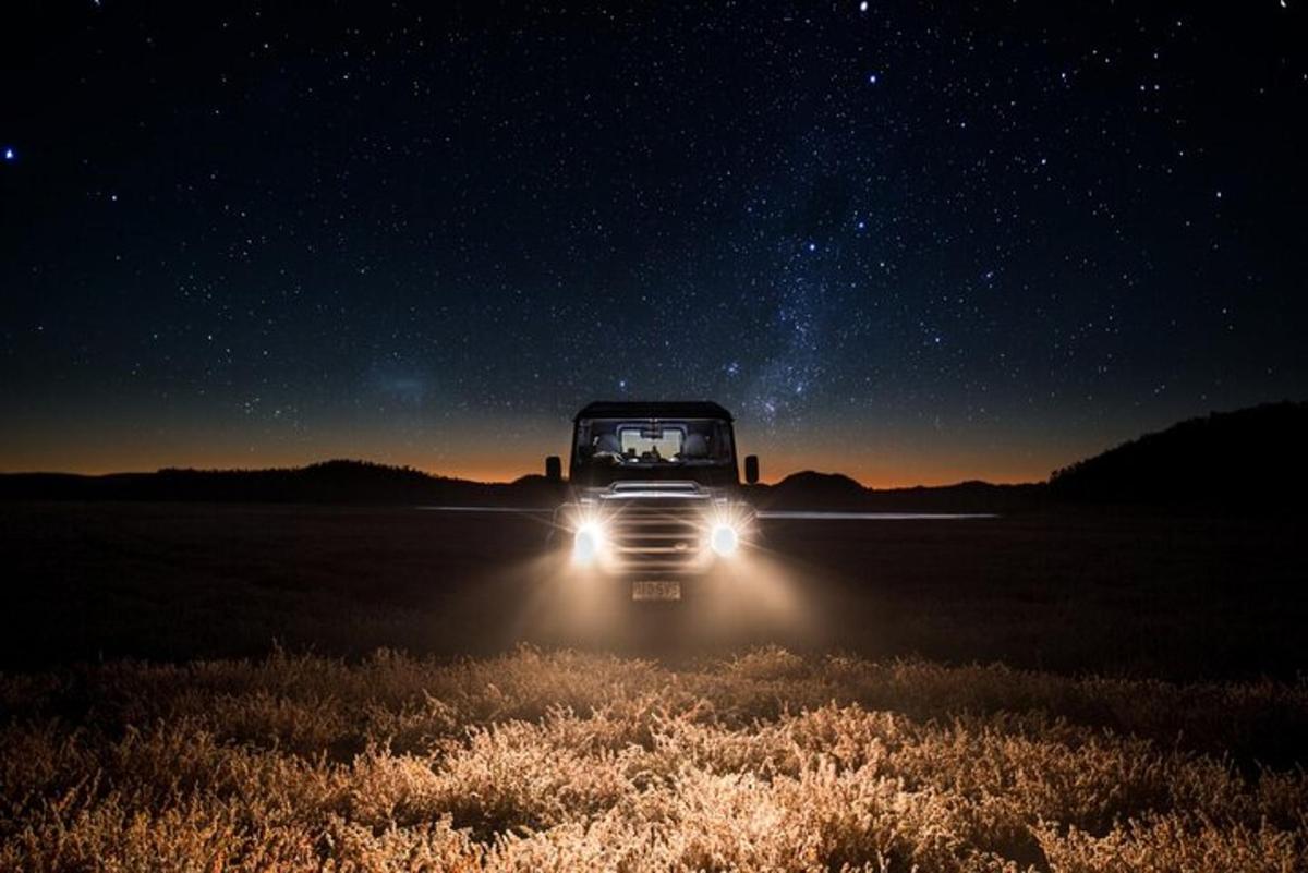 un camion parcat noaptea pe un câmp