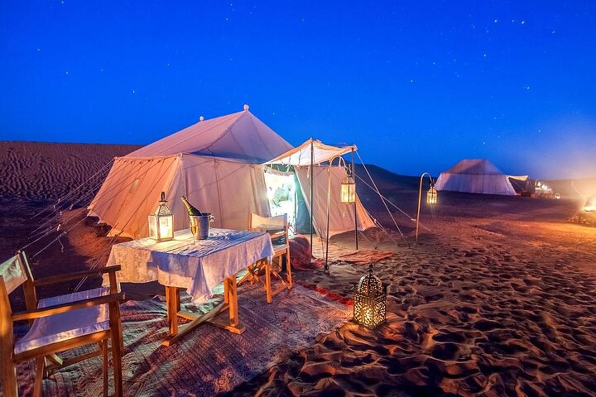 un gruppo di tende nel deserto di notte