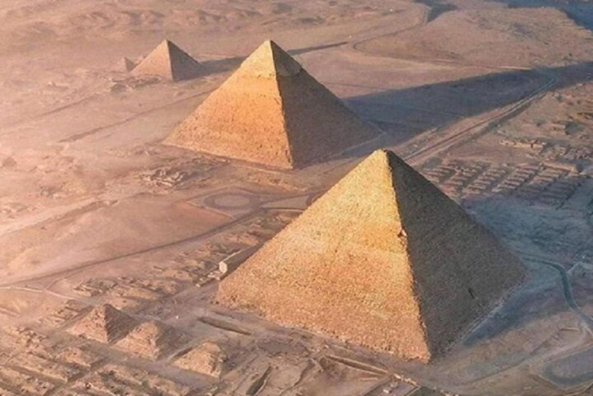 Letecký pohled na pyramidy v poušti