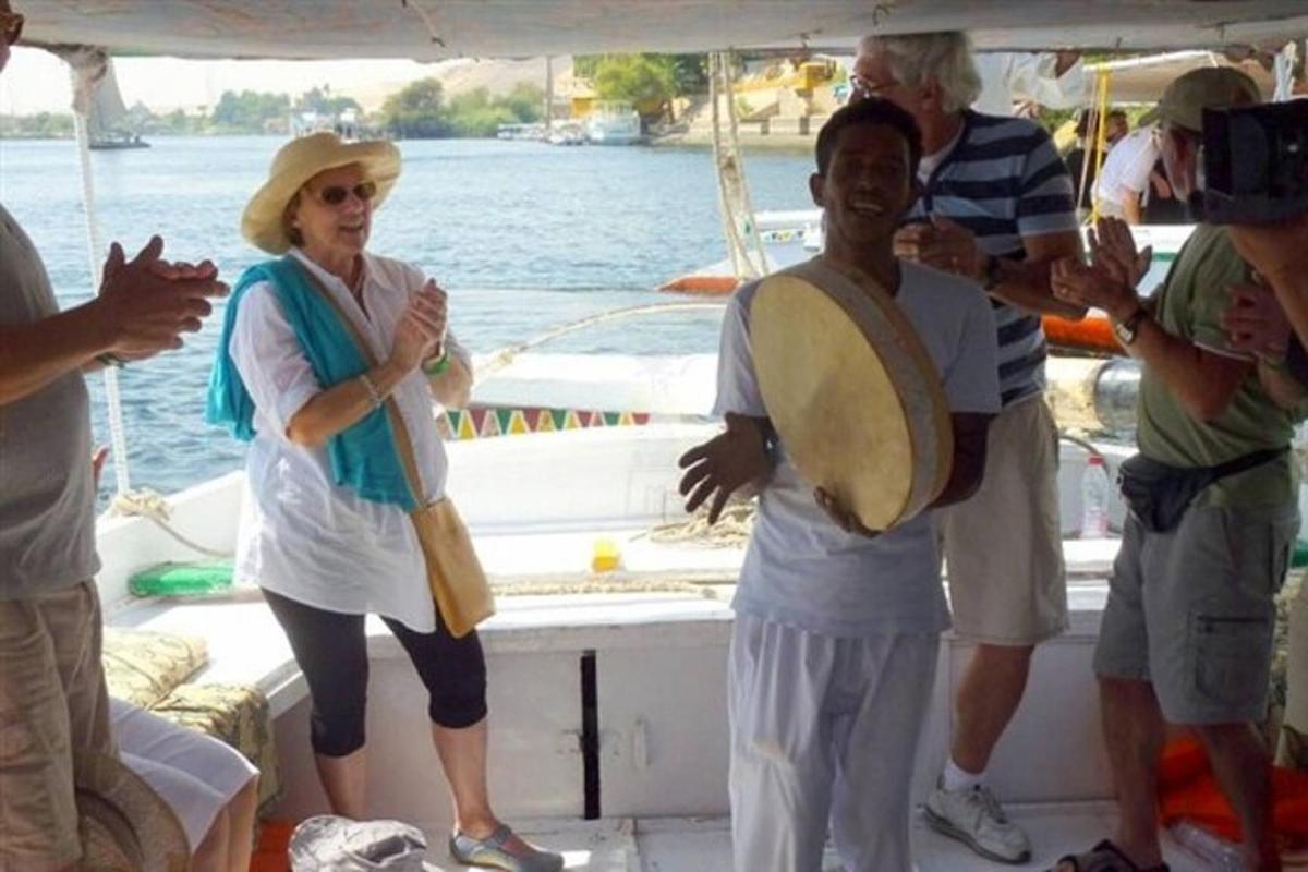 um grupo de pessoas em pé em um barco