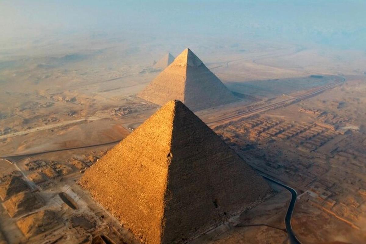 Letecký pohled na pyramidy v Gíze