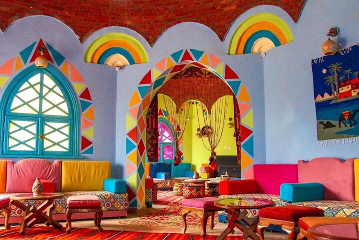 uma sala com móveis coloridos e um arco-íris