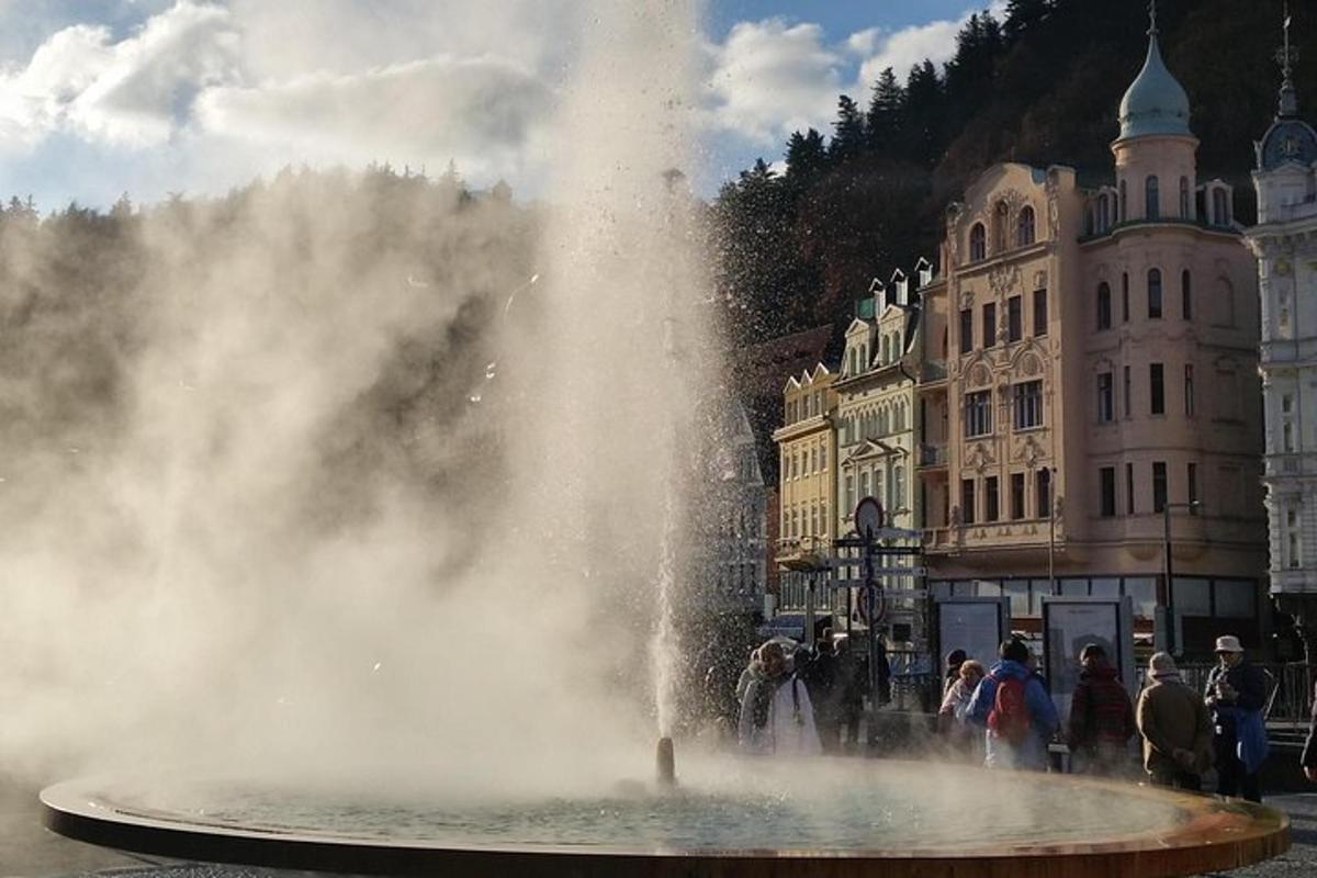 una fontana in una città con persone in piedi attorno ad essa