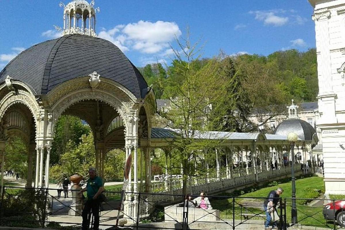 un grande gazebo con persone in piedi all'esterno