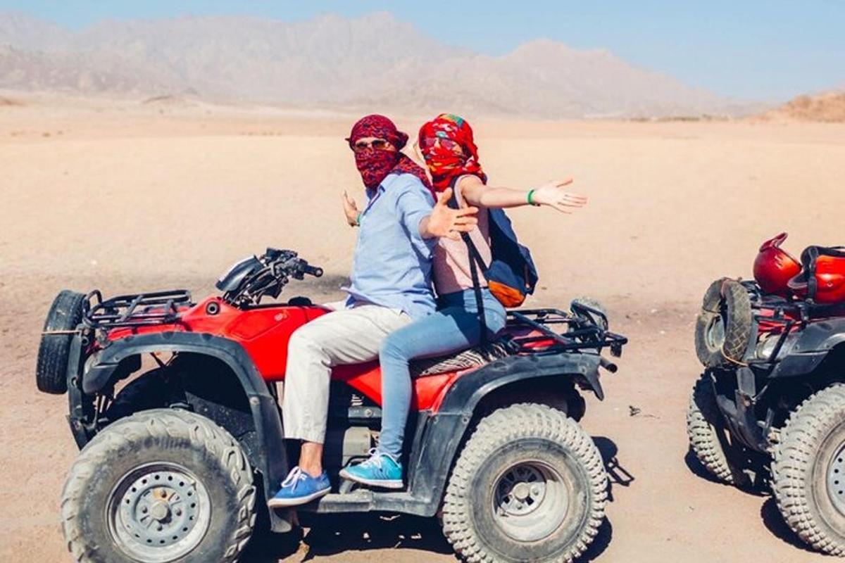 un home i una dona asseguts en un quad al desert