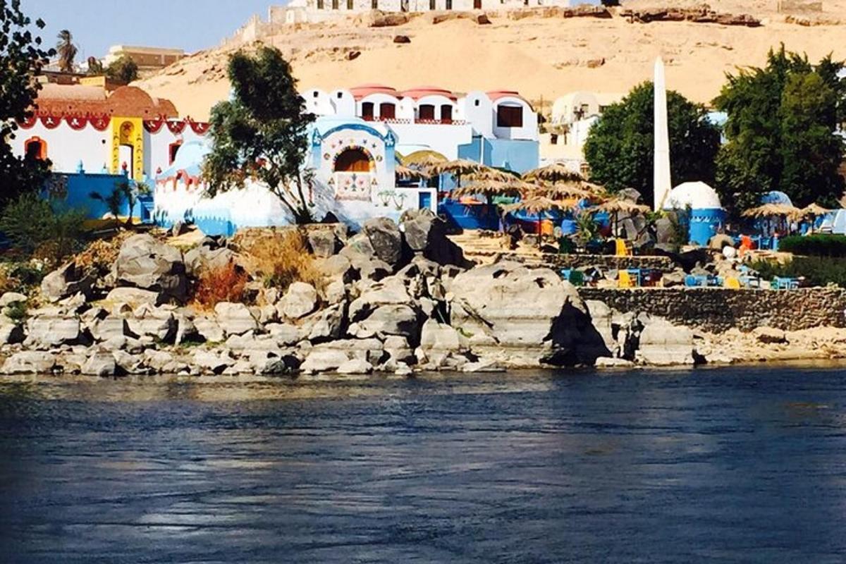 مجموعة من المباني على الشاطئ بجوار الماء