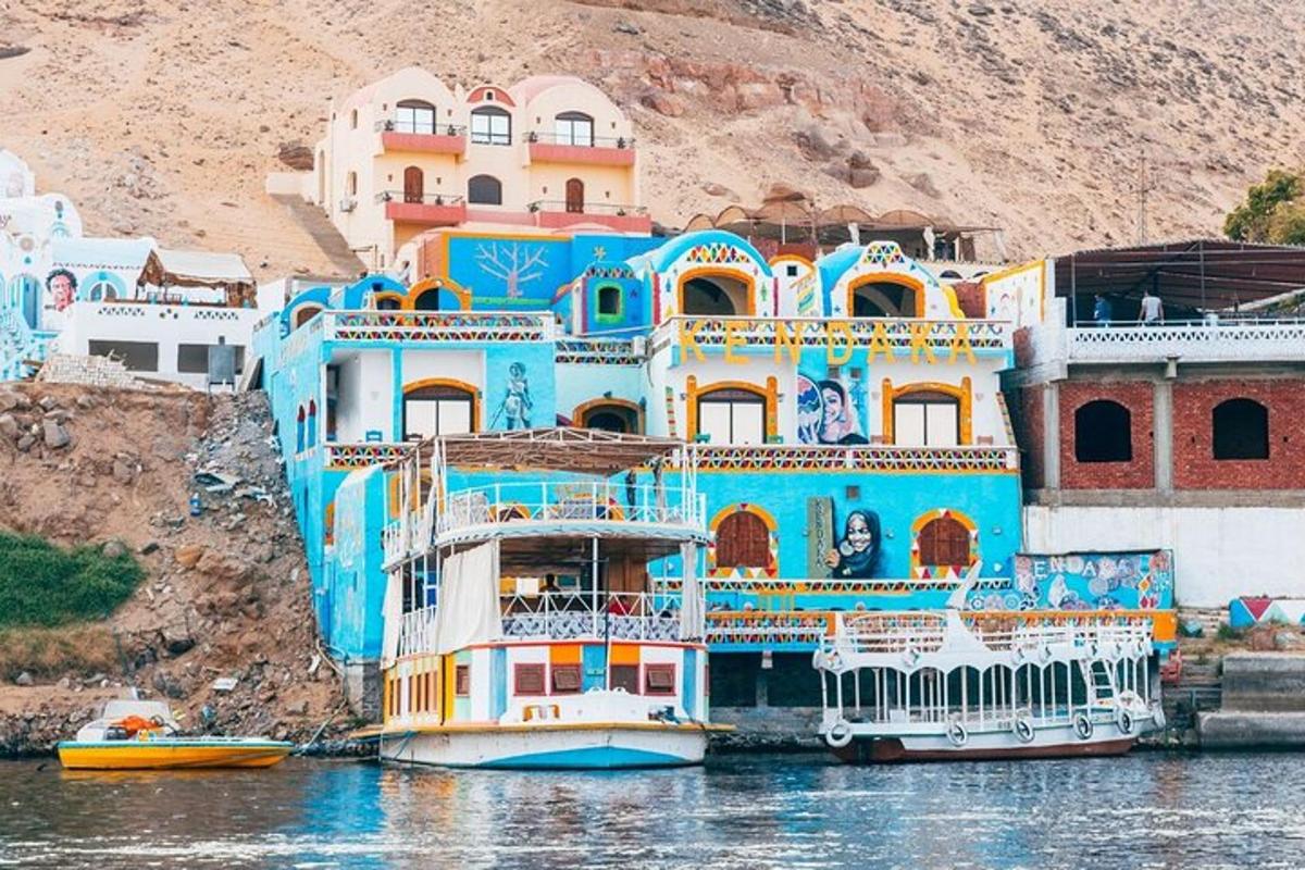 مبنى أزرق في الماء بجوار القوارب