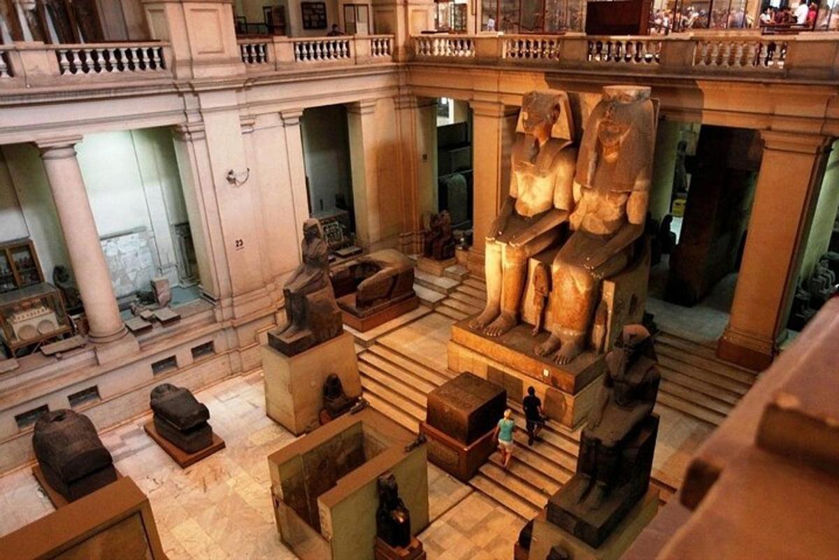 pohled shora na muzeum s vystavenými artefakty