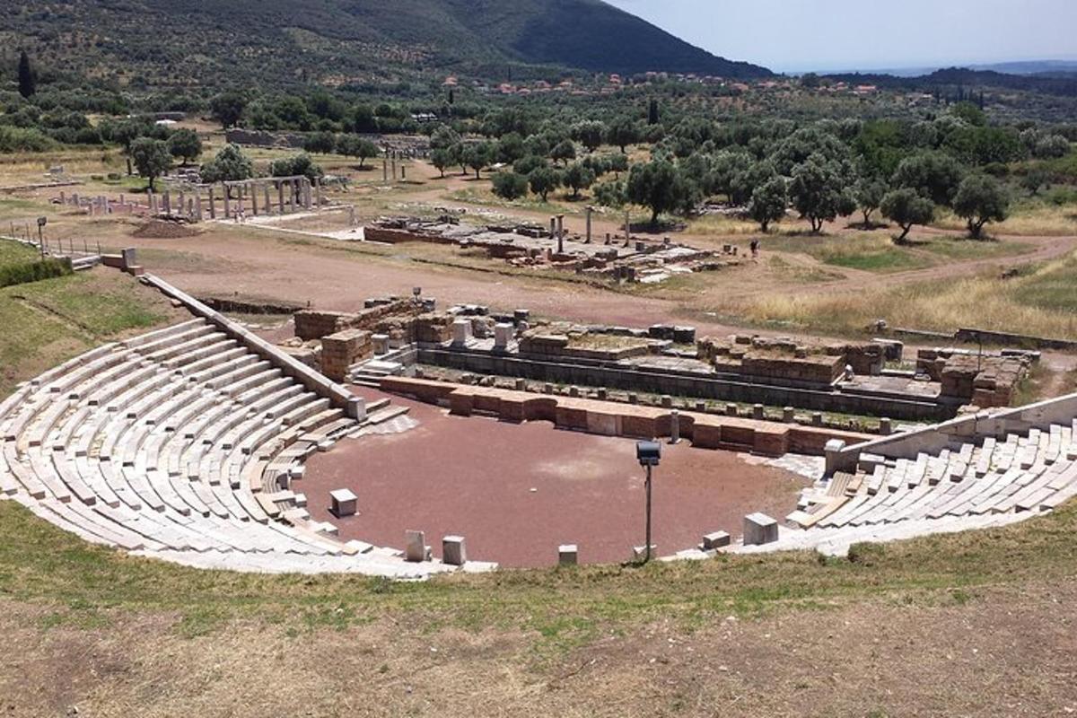 un amfiteatre amb seients blancs en un camp