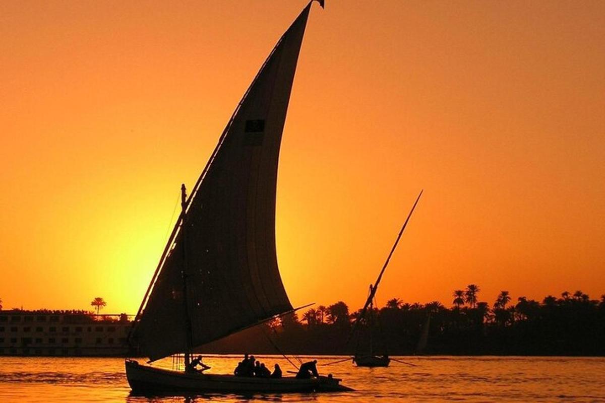um veleiro na água ao pôr do sol