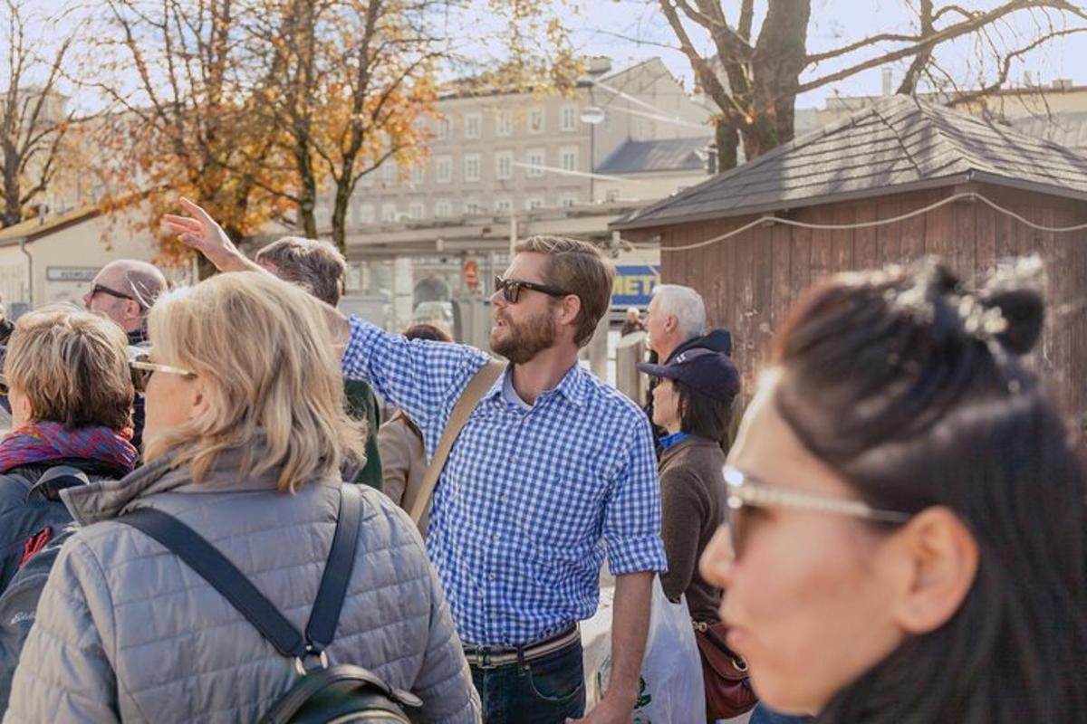uma multidão de pessoas caminhando por uma rua