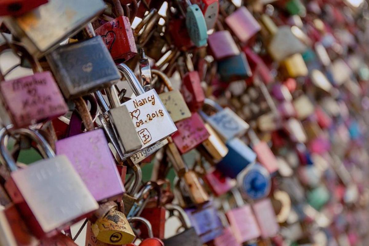 um monte de cadeados de amor acorrentados a uma parede