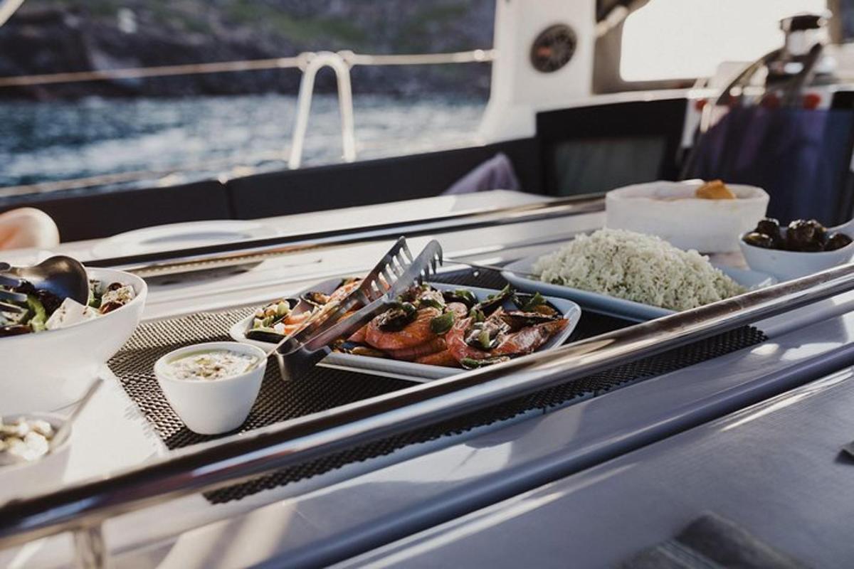 uma fila de bufê com pratos de comida em um barco
