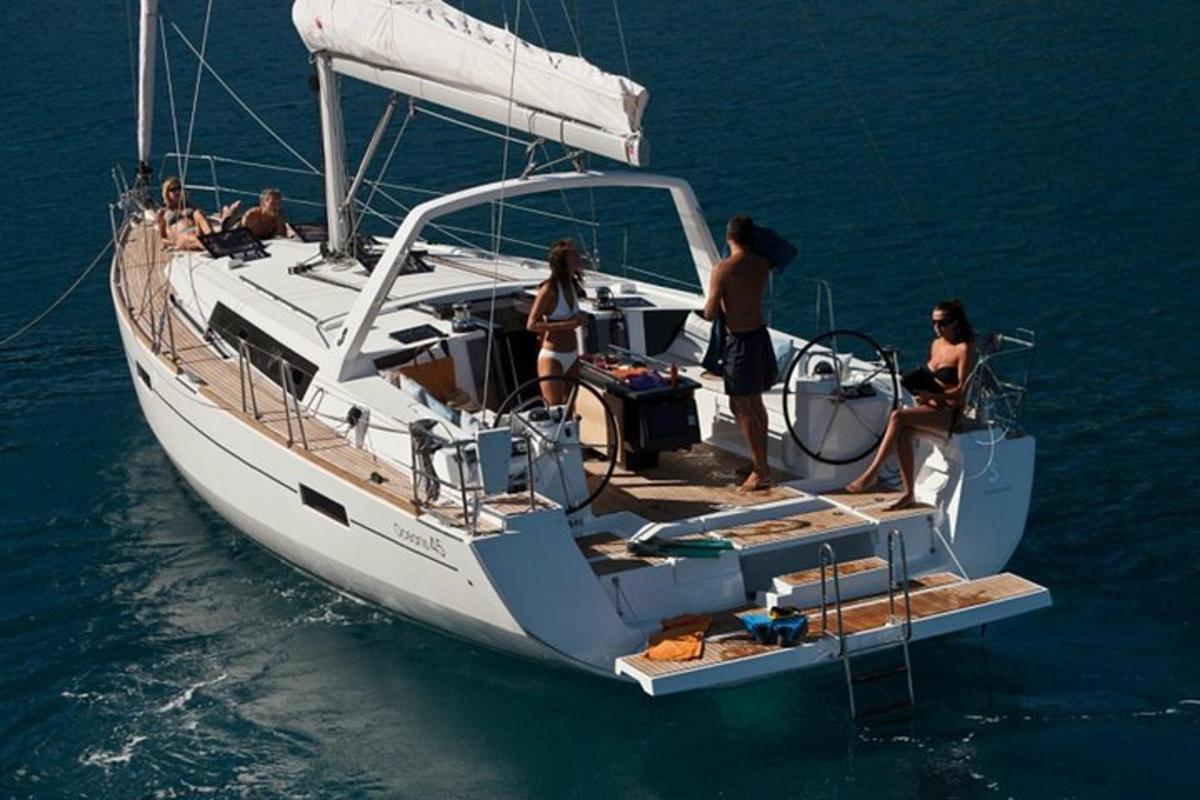 um grupo de pessoas em um barco na água