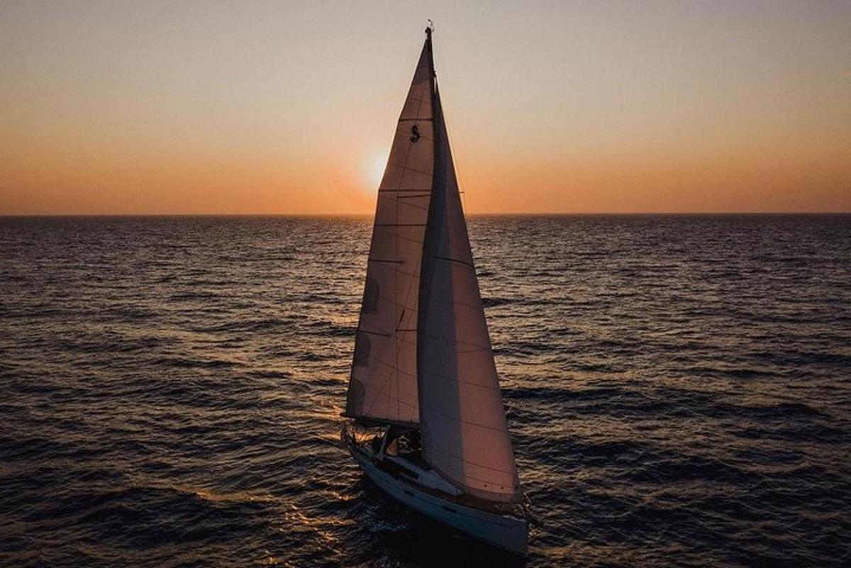 um veleiro no oceano ao pôr do sol