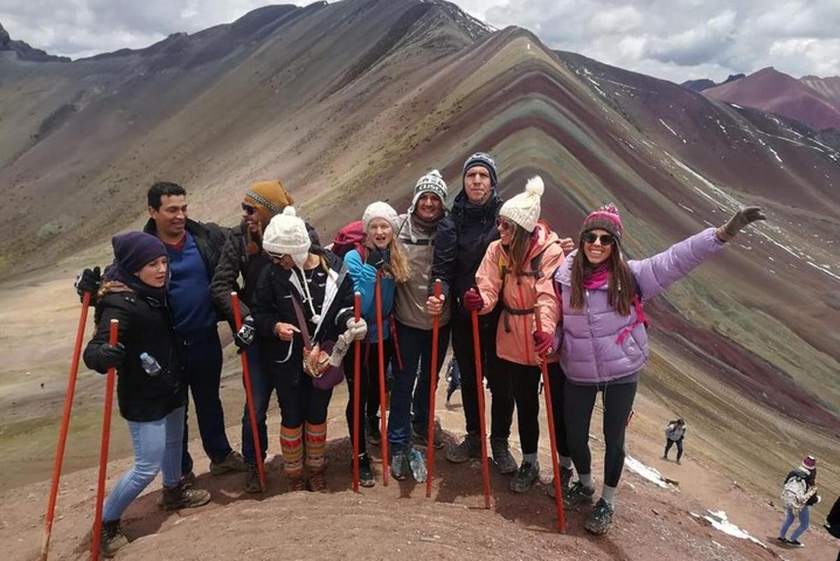 un gruppo di persone in piedi sulla cima di una montagna