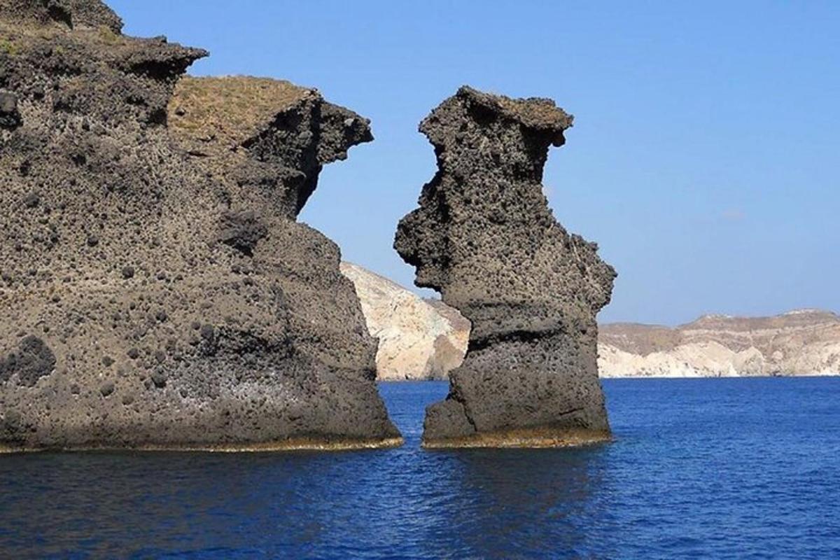 Dos grandes rocas en el agua cerca del océano