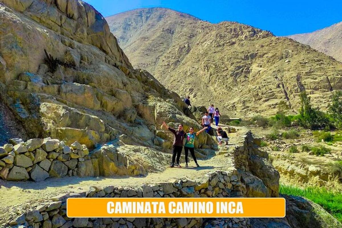 група људи која стоји на планинској стази