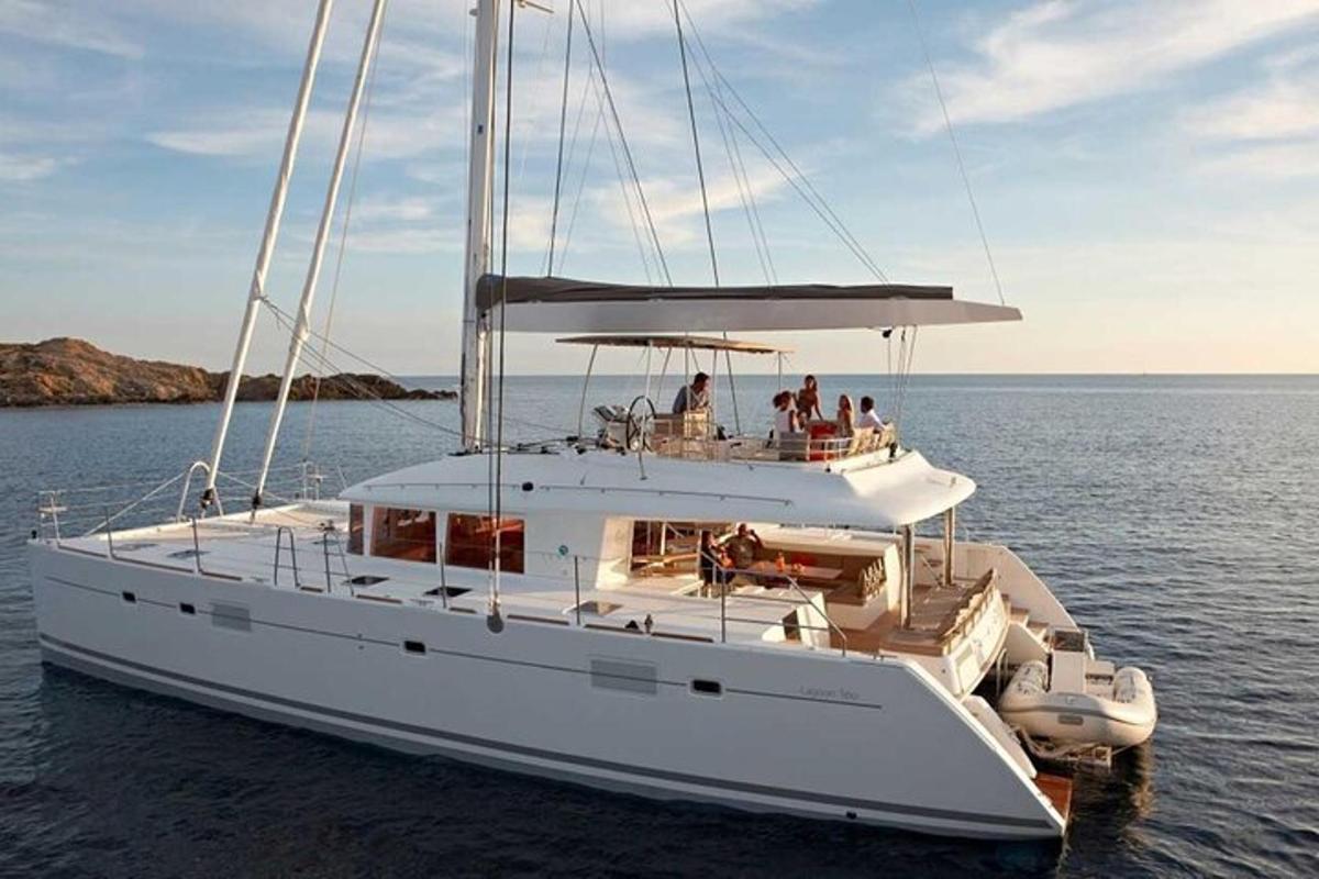 Un barco blanco en el agua con gente en él.