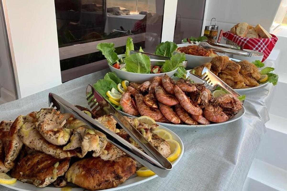 Un buffet de diferentes tipos de comida en una mesa.
