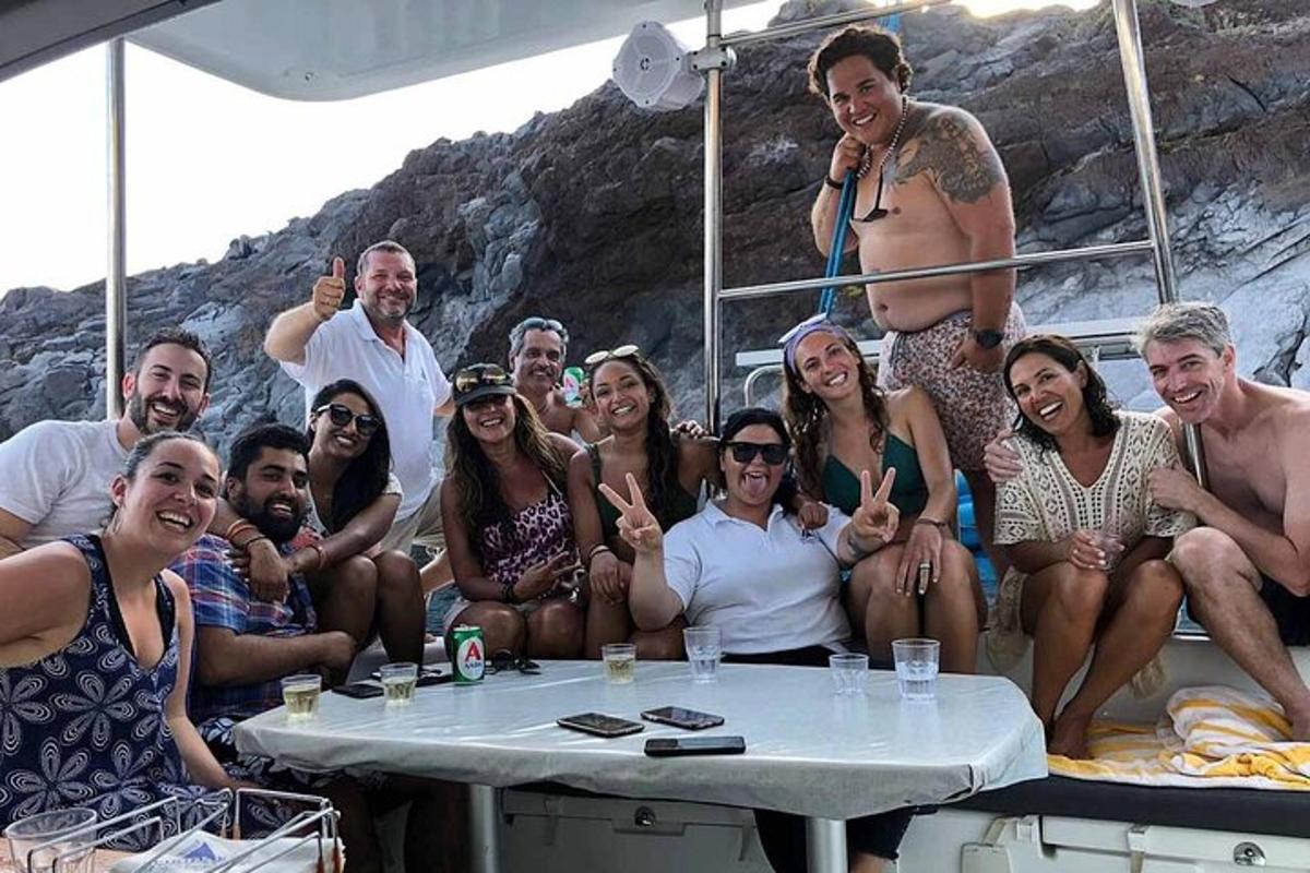 Un grupo de personas posando para una foto en un barco.