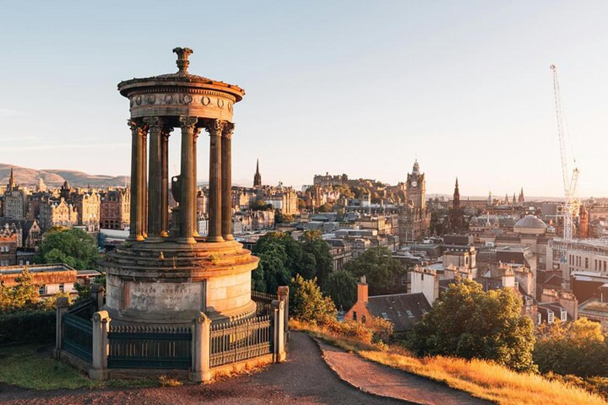 un grande monumento su una collina con vista su una città