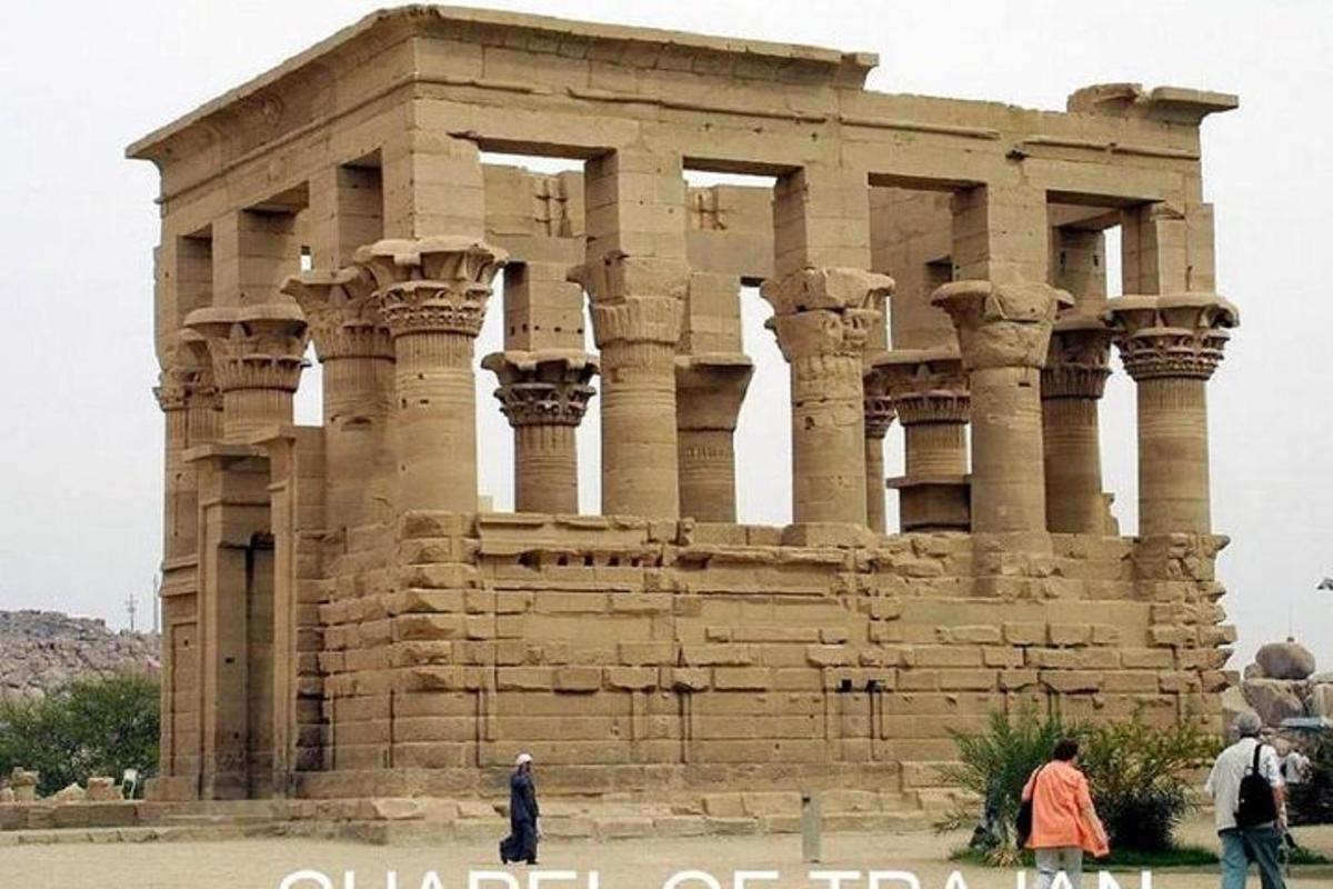 ένα κτίριο με ανθρώπους να στέκονται μπροστά του