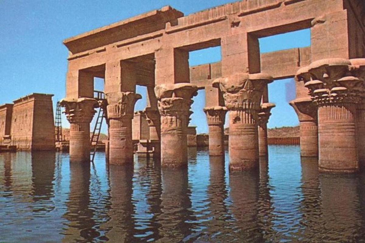 ένα κτίριο με κολόνες στο νερό