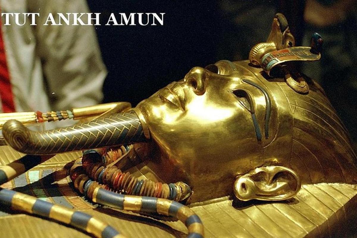 egy aranyszínű fémtárgy az asztal tetején