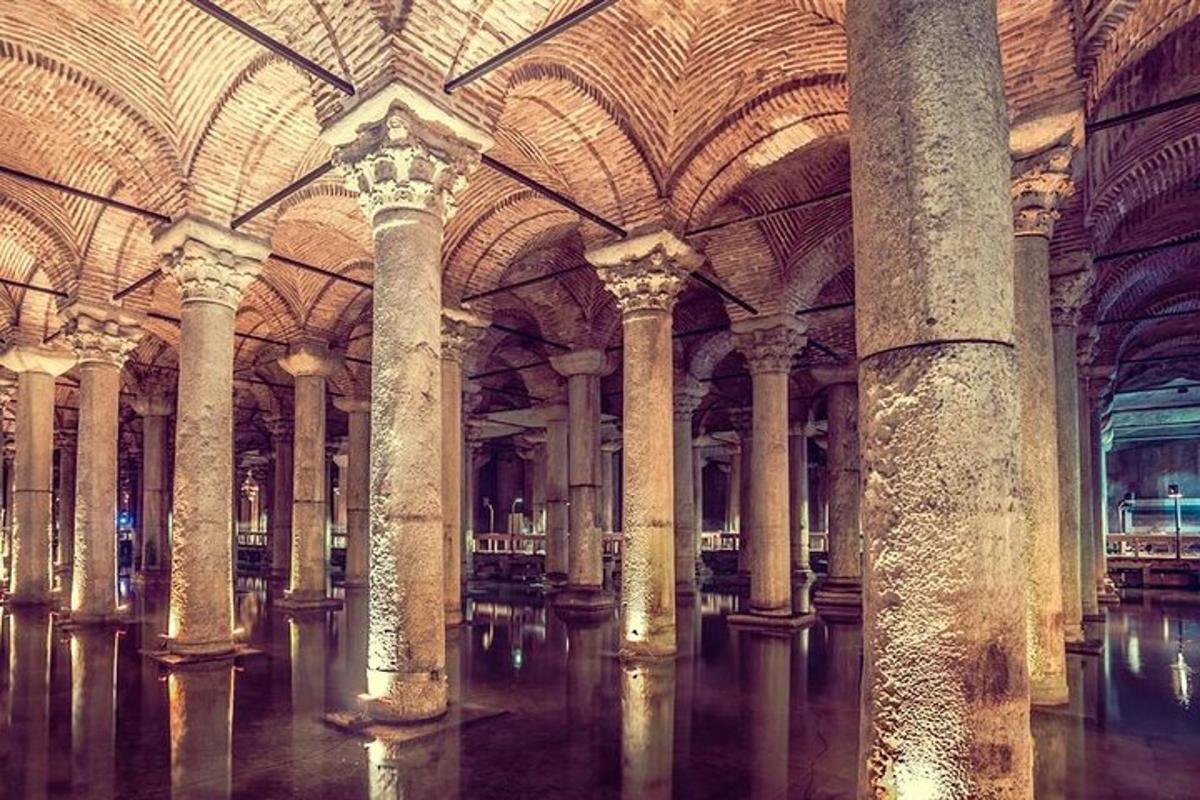 veľká miestnosť so stĺpmi a stropmi v budove