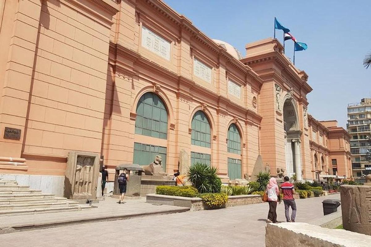 un grande edificio con persone in piedi all'esterno