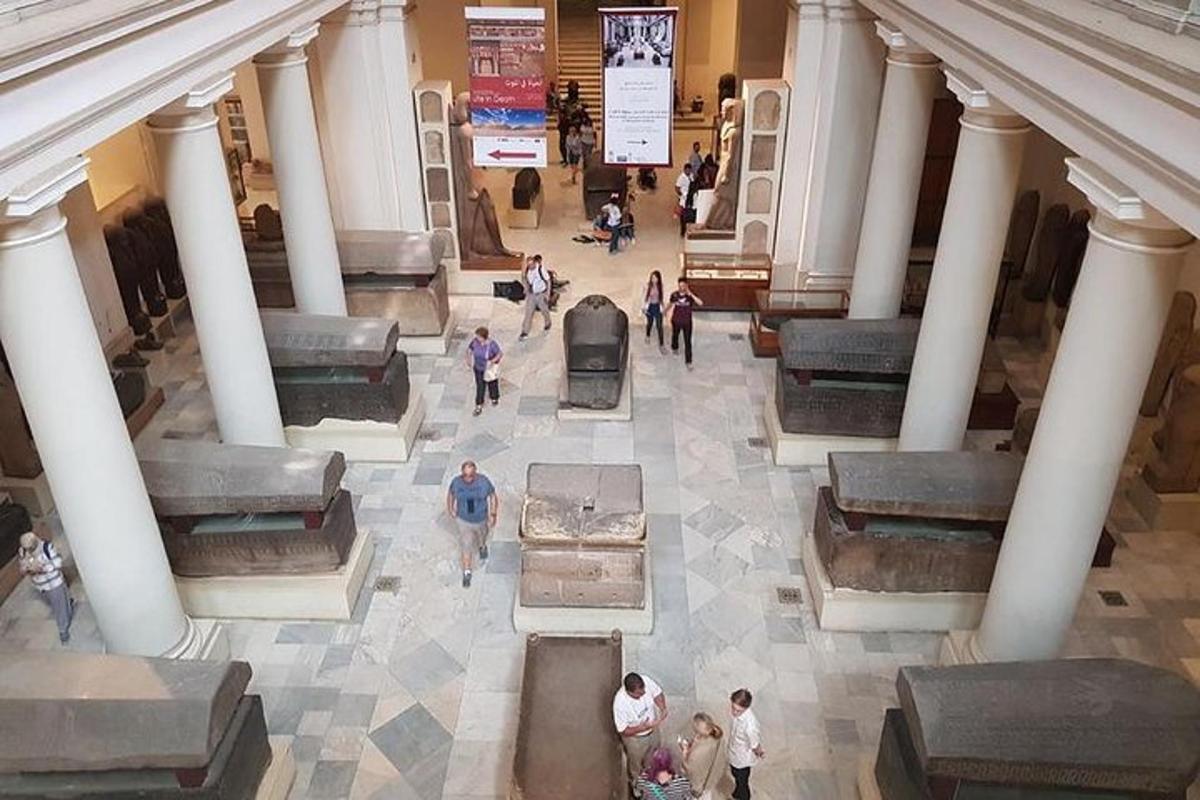 una vista dall'alto di un museo con persone che camminano in un edificio