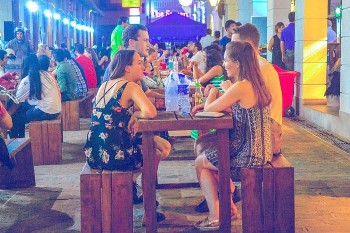 skupina lidí sedících u stolu v restauraci